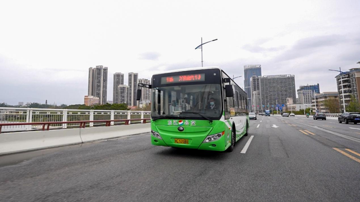 路遥知马力，中国新能源客车再次以出色表现证明了自身实力。2024年初，一批往返于广东惠州与深圳之间的208路纯电动公交车，相继跨越了90万公里运营里程，创下了中国纯电动公交车最长运营里程的历史纪录