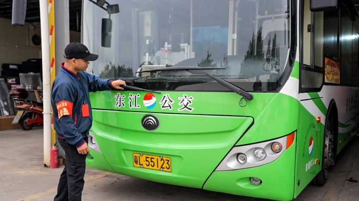 路遥知马力，中国新能源客车再次以出色表现证明了自身实力。2024年初，一批往返于广东惠州与深圳之间的208路纯电动公交车，相继跨越了90万公里运营里程，创下了中国纯电动公交车最长运营里程的历史纪录