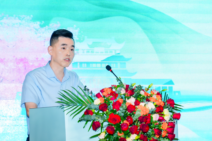 5月22日，“山河万里行 星城湘见欢——2024中国旅游出行高质量发展研讨会”在湖南长沙盛大开幕。此次活动由宇通客车主办，湖南省交通运输部门领导、旅游客运企业等齐聚一堂，共同探讨未来发展新趋势，谱写旅游出行新篇章