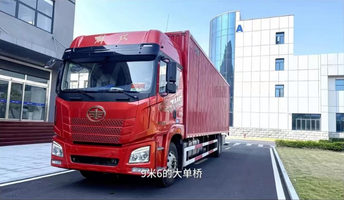 眼下，临近年中购物季，快递物流如同勤劳的“蚂蚁工兵”穿梭在城市的大街小巷，为人民的日常生活保驾护航。快递物流领域，一汽解放的“大单桥”产品在市场中迅速崛起，满足了快递行业对超低能耗与高效运营的双重期待