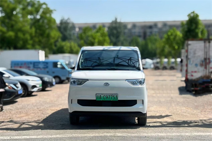 【第一商用车网 原创】今天，第一商用车网小编就为大家评测两款当下市场上比较火的新能源物流车——鑫源E3L和瑞驰EC75。看一看这两款车的表现如何？