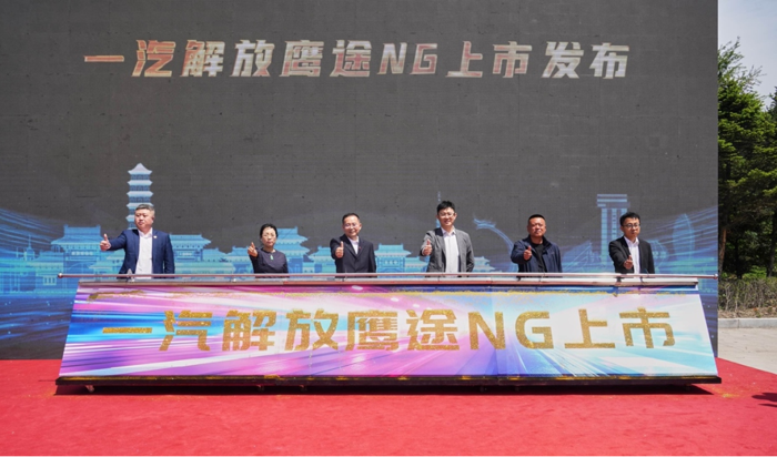 近日，北斗数据显示：5月，我国中重卡市场销售约4.2万辆，同比小幅提升8%，较上一年同期增长约3000辆。二季度，市场持续受到多重因素的影响，呈现出“同比上升、环比下降”的小幅震荡，终端市场竞争尤为激烈。一汽解放在“大干60天，决胜上半年”的动员下，展现出强烈的斗志与决心，销量“逆势上扬”，不仅在市场中彰显强大的品牌实力，并且持续领跑国内终端市场