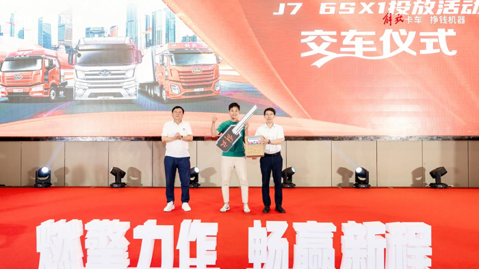 近日，北斗数据显示：5月，我国中重卡市场销售约4.2万辆，同比小幅提升8%，较上一年同期增长约3000辆。二季度，市场持续受到多重因素的影响，呈现出“同比上升、环比下降”的小幅震荡，终端市场竞争尤为激烈。一汽解放在“大干60天，决胜上半年”的动员下，展现出强烈的斗志与决心，销量“逆势上扬”，不仅在市场中彰显强大的品牌实力，并且持续领跑国内终端市场
