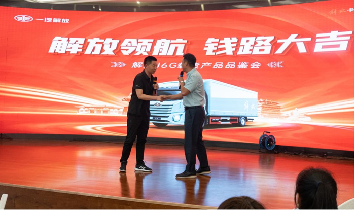近日，北斗数据显示：5月，我国中重卡市场销售约4.2万辆，同比小幅提升8%，较上一年同期增长约3000辆。二季度，市场持续受到多重因素的影响，呈现出“同比上升、环比下降”的小幅震荡，终端市场竞争尤为激烈。一汽解放在“大干60天，决胜上半年”的动员下，展现出强烈的斗志与决心，销量“逆势上扬”，不仅在市场中彰显强大的品牌实力，并且持续领跑国内终端市场