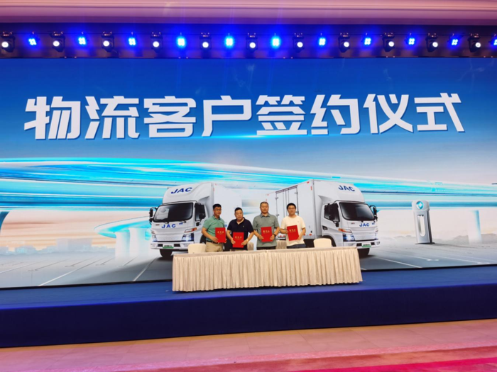 近年来，江淮1卡立足新能源领域与轻卡领域双重优势，打造全新纯电专属平台，并推出了众多精彩的产品，助力千行百业轻松实现“油换电”。就在近日，江淮1卡帅铃EV5纯电轻卡产品在上海隆重举行上市发布会，再度点燃纯电轻卡市场