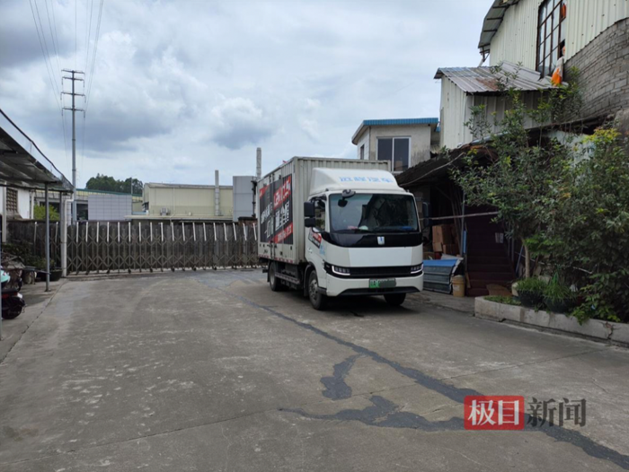 近日，广东江门“35岁母亲带孤独症儿子跑货车”的新闻登上微博热搜。为了能陪伴好孩子，无论跑车到哪里，女货车司机田师傅都会把孩子文文带在身边。一辆4米2的货车，也成了这对母子移动的家