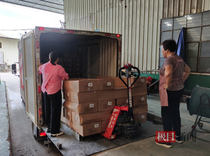 近日，广东江门“35岁母亲带孤独症儿子跑货车”的新闻登上微博热搜。为了能陪伴好孩子，无论跑车到哪里，女货车司机田师傅都会把孩子文文带在身边。一辆4米2的货车，也成了这对母子移动的家