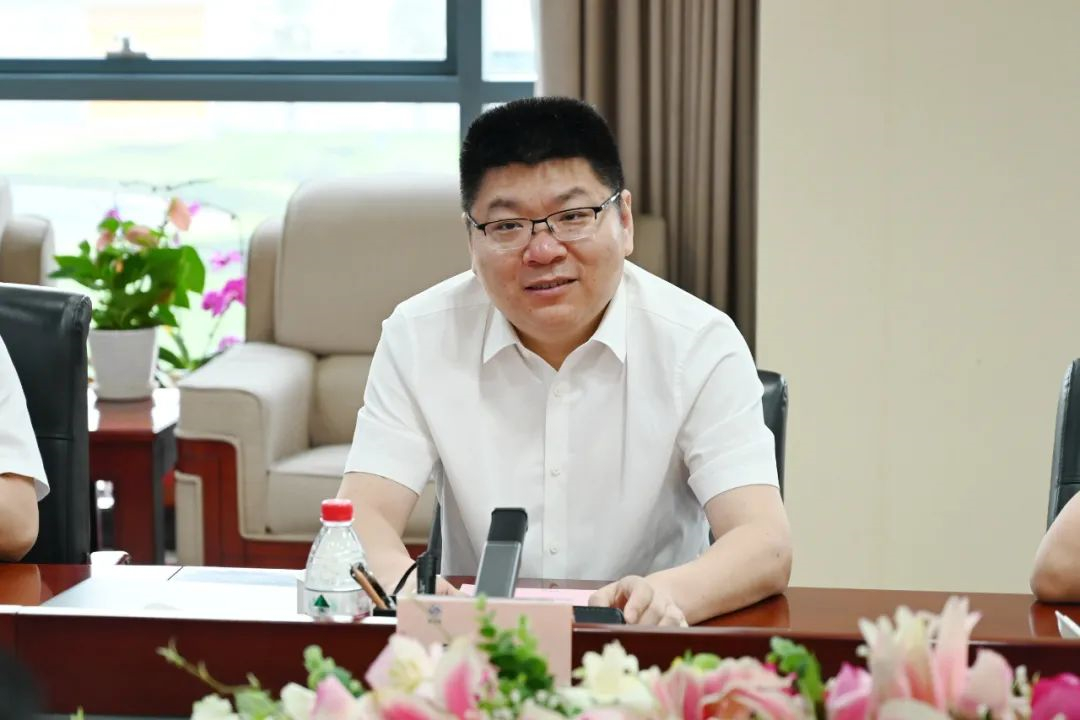 7月23日，法士特集团党委书记、董事长马旭耀在西安高新厂区会见一汽解放党委副书记、总经理李胜一行。宾主双方就深化战略合作、实现共赢发展进行了友好会谈。