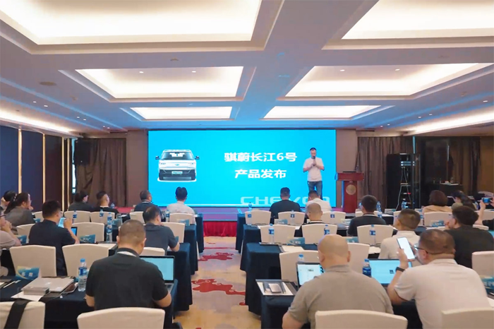 “双碳”战略指引下，新能源商用车发展加速。商联会统计数据显示，2024年新能源商用车累计销量为24.2万辆，同比增长90.3%，累计渗透率为15.6%，较上年同期提升7.6个百分点。风口之下，新能源商用车已呈现出爆发式增长之势。