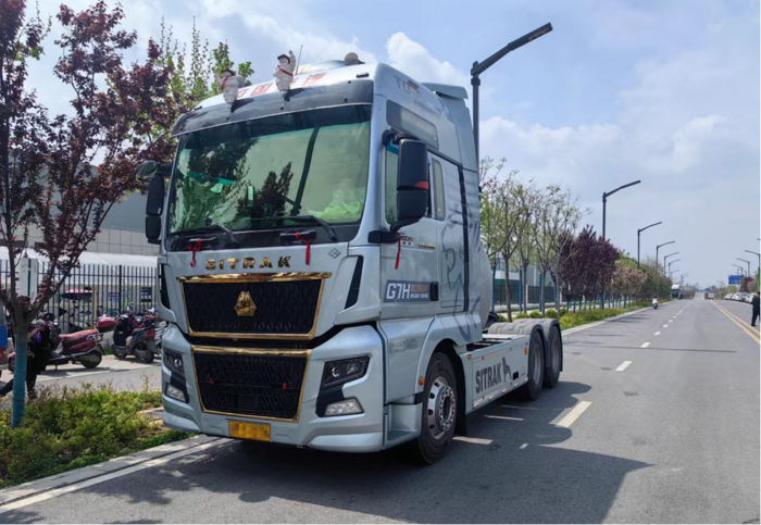 河南的李师傅已深耕货运领域二十年，始终对事业保持着满腔热忱。