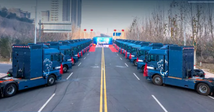重汽燃料电池牵引车.png