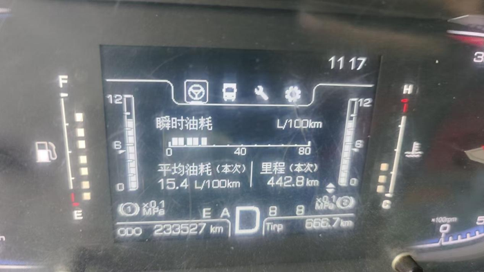 在车轮上奔跑了40多年的李师傅，是江苏徐州绿通运输圈里公认的“老江湖”。30年帮人跑车，十几年独自闯荡，他的足迹遍布全国，最忙时节两个月才能回一次家，吃住全在车上。他坦言，“绿通这行，车就是命，车要是不争气，半路撂挑子，货主急，自己更亏