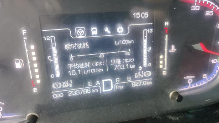 在车轮上奔跑了40多年的李师傅，是江苏徐州绿通运输圈里公认的“老江湖”。30年帮人跑车，十几年独自闯荡，他的足迹遍布全国，最忙时节两个月才能回一次家，吃住全在车上。他坦言，“绿通这行，车就是命，车要是不争气，半路撂挑子，货主急，自己更亏