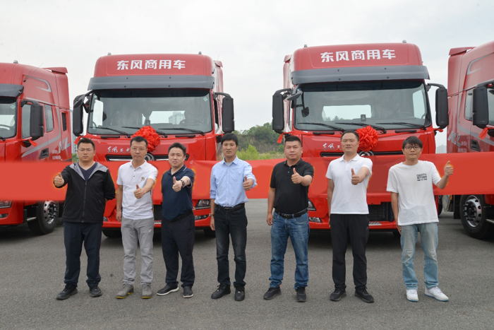 5月13日，东风商用车有限公司联合宁波堰甬汽车销售有限公司，在“中国商用车之都”湖北十堰举行与宁波FGS物流有限公司百台港口运输车交付暨首批50台发车仪式。此次交付作为百辆战略合作协议的首批落地成果，标志着双方在推动港口物流绿色化、智能化、高效化发展方面迈出坚实步伐。 宁波堰甬董事长王岩松，东风商用车有限公司营销事业部行业客户开发部首席刘丰、行业客户开发部科长石昆建出席仪式现场，共同见证这一重要时刻