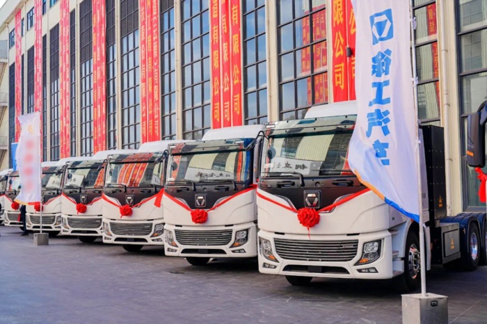 【第一商用车网 原创】2025年4月份，国内新能源重卡销量纪录再度被刷新，达到1.58万辆，同比暴涨245%！