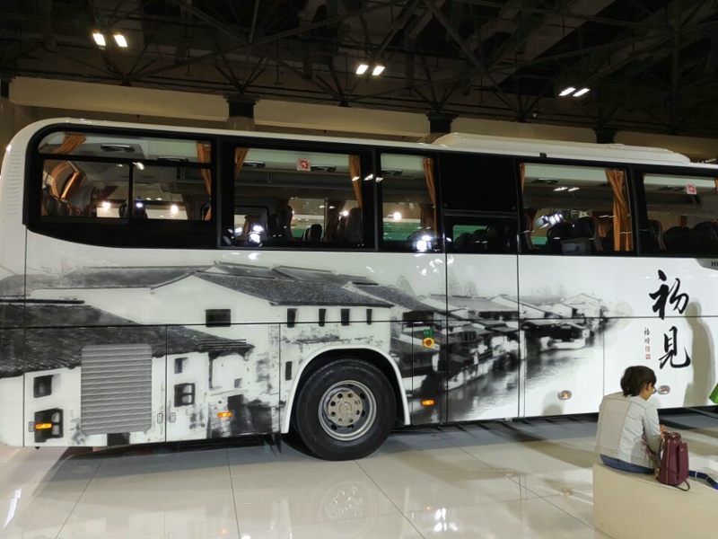 5月24日，以“新理念 新征程”为主题的苏州金龙海格客车新品发布会，在刚刚开幕的北京道路运输展上举行。此次，苏州金龙海格客车共携三款产品参展，分别是新款11米智慧型旅游客车、13.7米的斯堪尼亚·海格统领客车和8米全铝车身纯电动城市公交车。图为海悦