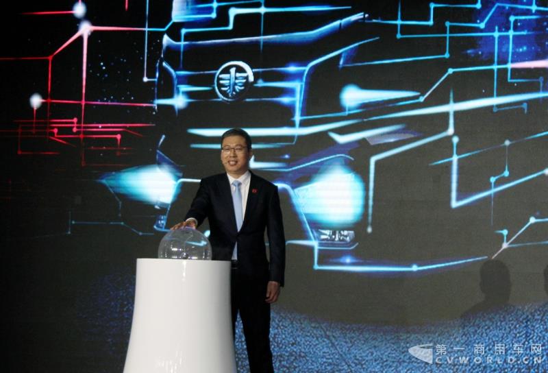 一汽集团公司总经理助理兼一汽解放公司总经理胡汉杰启动解放L4级智能驾驶的实车演示