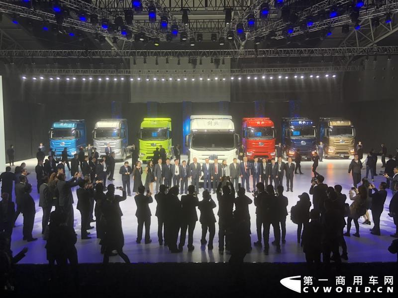 2018年10月27日，注定要被载入中国重卡发展的史册。当天晚上，万众瞩目的一汽解放J7高端重卡在上海汽车会展中心缓缓驶入发布会的舞台中央，正式宣布全球上市。图为解放J7