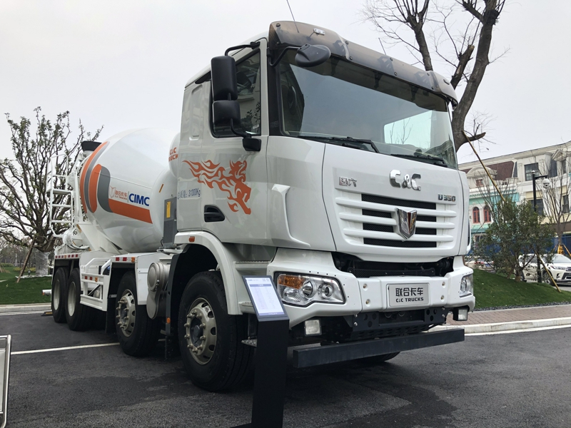 联合卡车8×4 350马力国六柴油混凝土搅拌车，10方