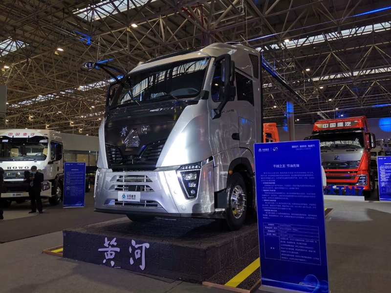 重汽黄河X7 6×4牵引车，搭载潍柴WP10.5H发动机，国六