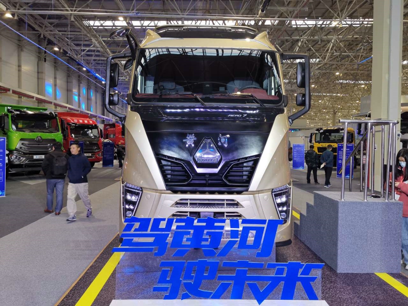 重汽黄河X7 4×2牵引车，搭载重汽MC13H发动机，国六