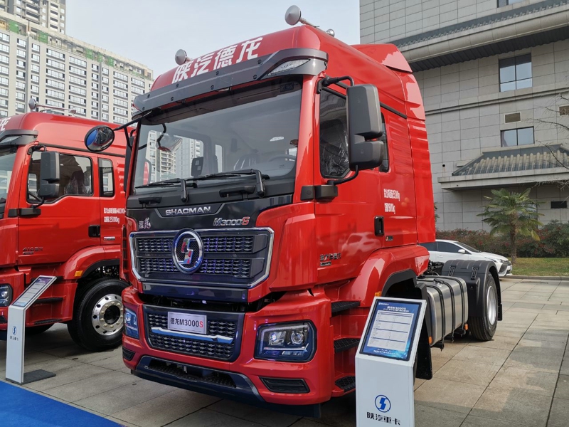 德龙M3000 S 4×2 375马力国六港口牵引车