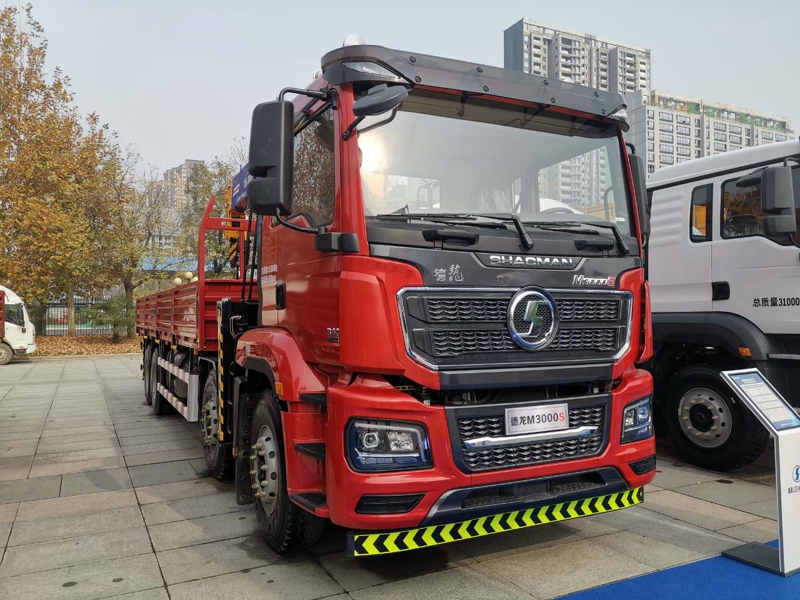 德龙M3000 S 8×4随车起重运输车