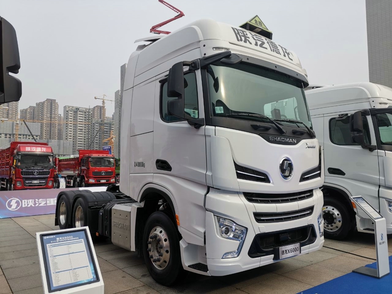 德龙X6000 6×4国六自动挡危险品牵引车