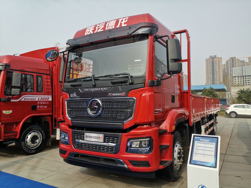 德龙M3000 S 6×2栏板载货车