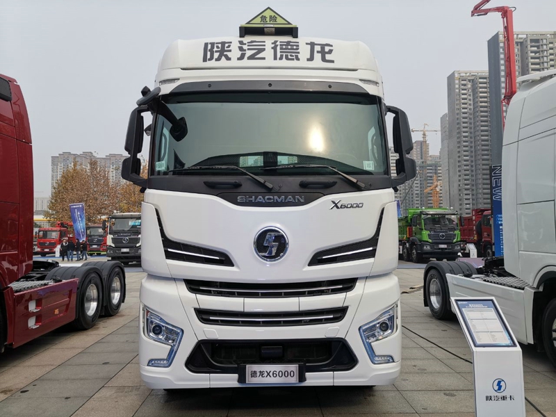 德龙X6000 6×4国六自动挡危险品牵引车