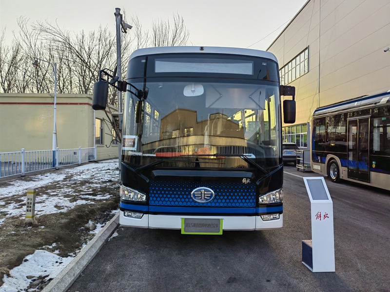 解放10.5米氢燃料电池公交车