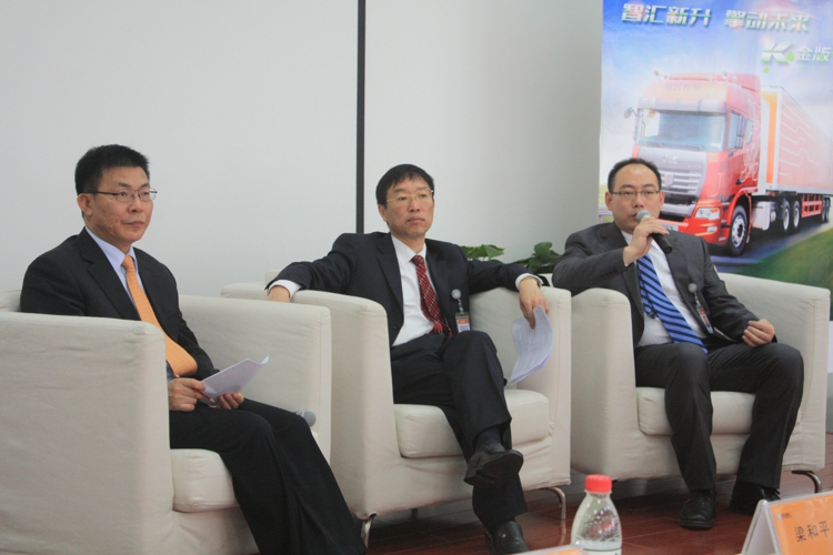 产品发布会现场，集瑞联合重工有限公司领导层集中回答经销商与媒体记者的问题