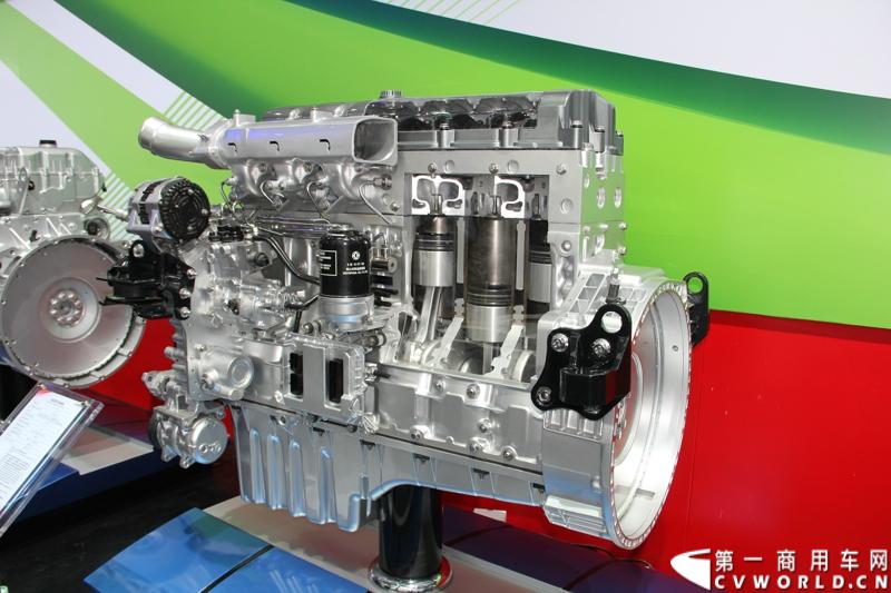 4月20日，东风商用车公司以“创新.价值”为参展主题，携全系新车型亮相第十五届上海国际汽车工业展览会。全新一代自主研发的天龙旗舰高效长途运输车首次发布，吸引观众聚焦东风商用车展台。图为东风DDi11新一代重型发动机