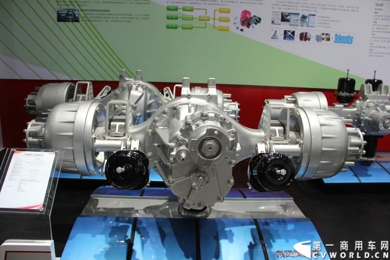 4月20日，东风商用车公司以“创新.价值”为参展主题，携全系新车型亮相第十五届上海国际汽车工业展览会。全新一代自主研发的天龙旗舰高效长途运输车首次发布，吸引观众聚焦东风商用车展台。图为东风德纳新一代485单级减速桥