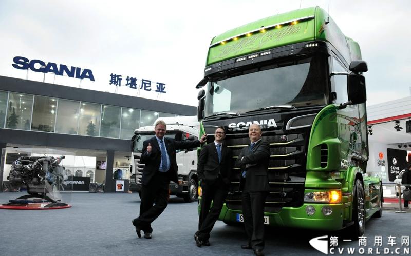 斯堪尼亚嘉宾与斯堪尼亚涂装卡车玉翼合影