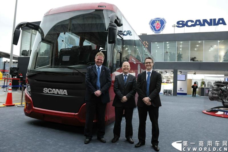 斯堪尼亚嘉宾与斯堪尼亚Touring客车合影