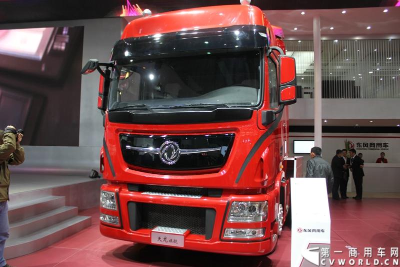 4月20日，东风商用车公司以“创新.价值”为参展主题，携全系新车型亮相第十五届上海国际汽车工业展览会。全新一代自主研发的天龙旗舰高效长途运输车首次发布，吸引观众聚焦东风商用车展台。图为新一代天龙重卡旗舰版