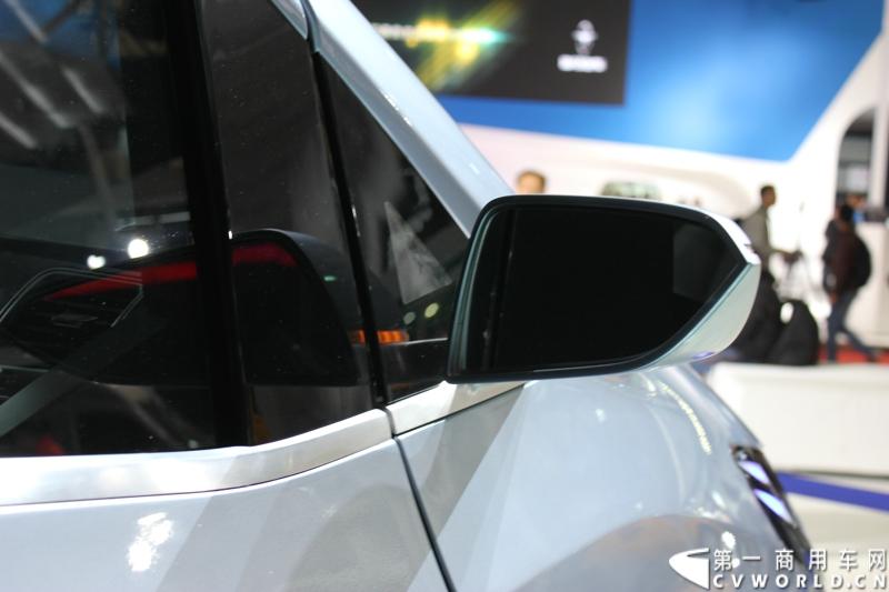 4月20日，国内首款商用MPV概念车——上汽大通G10在上海车展上揭开了神秘面纱。这款整合上汽集团全球技术力量与资源重磅打造的概念MPV，以“绿色、高效、科技”为理念。图为大通G10倒后镜。