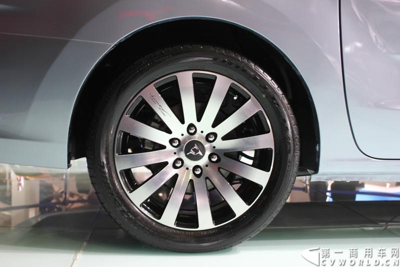 4月20日，国内首款商用MPV概念车——上汽大通G10在上海车展上揭开了神秘面纱。这款整合上汽集团全球技术力量与资源重磅打造的概念MPV，以“绿色、高效、科技”为理念。图为大通G10轮胎。