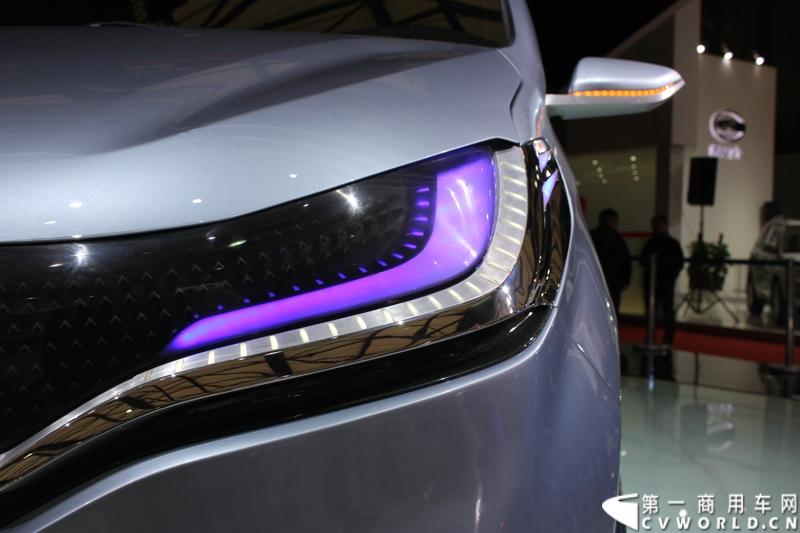 4月20日，国内首款商用MPV概念车——上汽大通G10在上海车展上揭开了神秘面纱。这款整合上汽集团全球技术力量与资源重磅打造的概念MPV，以“绿色、高效、科技”为理念。图为大通G10大灯。