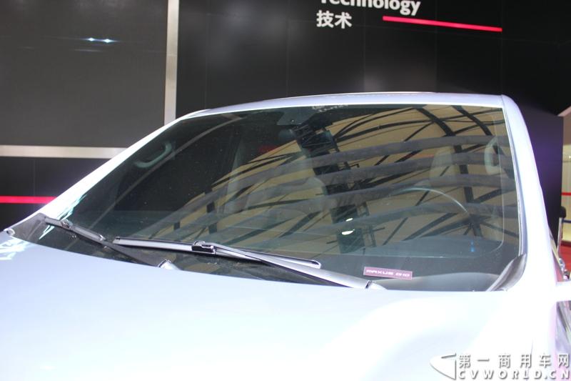 4月20日，国内首款商用MPV概念车——上汽大通G10在上海车展上揭开了神秘面纱。这款整合上汽集团全球技术力量与资源重磅打造的概念MPV，以“绿色、高效、科技”为理念。图为大通G10.