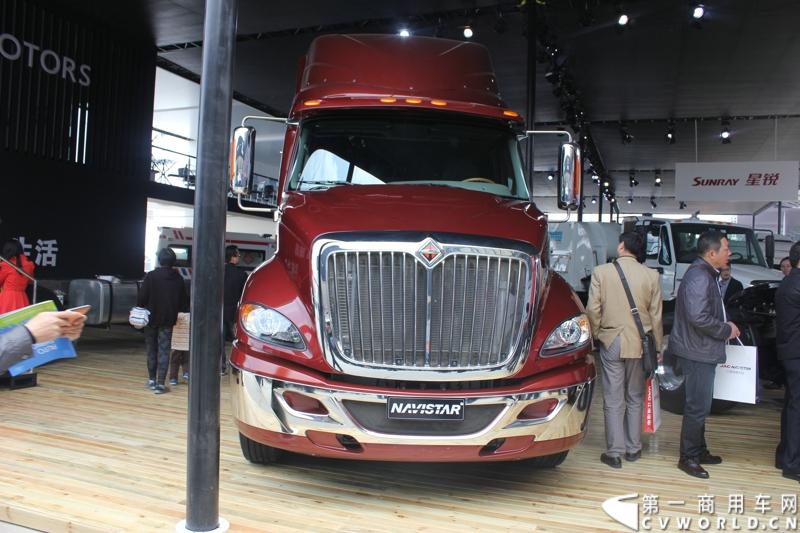 与江淮汽车一同参展的纳威司达prostar重卡