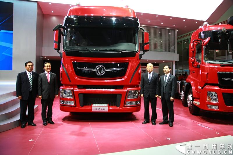 4月20日，东风商用车公司以“创新.价值”为参展主题，携全系新车型亮相第十五届上海国际汽车工业展览会。全新一代自主研发的天龙旗舰高效长途运输车首次发布，吸引观众聚焦东风商用车展台。图为新车发布仪式。