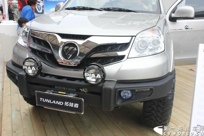 商用车第一品牌福田汽车以“远见卓识 引领未来”为主题，携8大品牌11辆展车、2款发动机及新能源电池等产品参展，展台设计以镂空钢结构呼应水台设计演绎科技人文之美。图为福田拓路者皮卡。