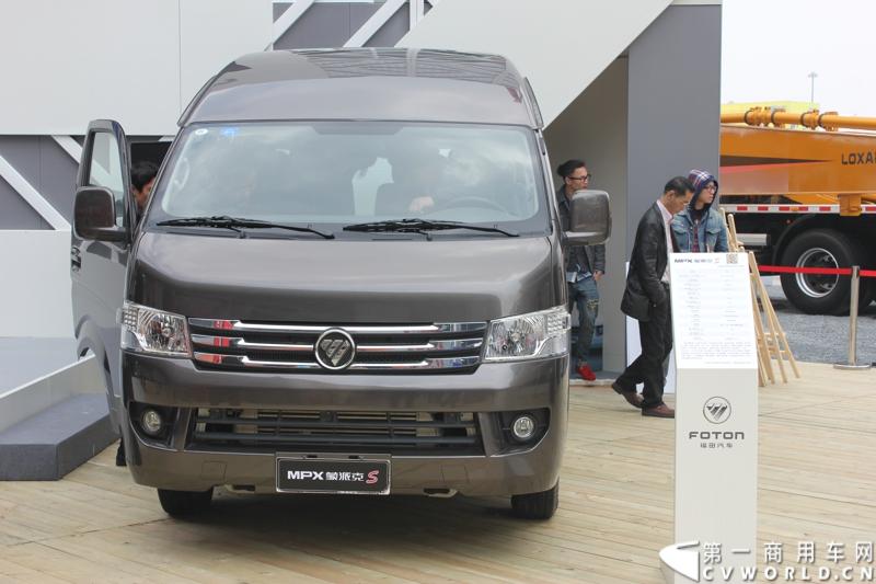 商用车第一品牌福田汽车以“远见卓识 引领未来”为主题，携8大品牌11辆展车、2款发动机及新能源电池等产品参展，展台设计以镂空钢结构呼应水台设计演绎科技人文之美。图为蒙派克S级。