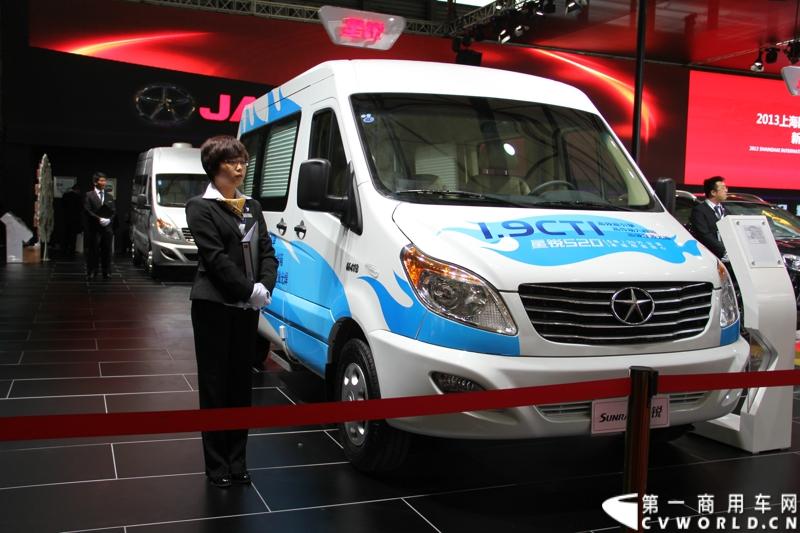 2013年上海车展上，江淮星锐产品和服务“双驱动”的阵势一目了然。一方面，4系商务车领衔新标准校车、重症监护车、专业旅居车等全系列行业车辆解决方案集结登场；图为江淮星锐4系商务车