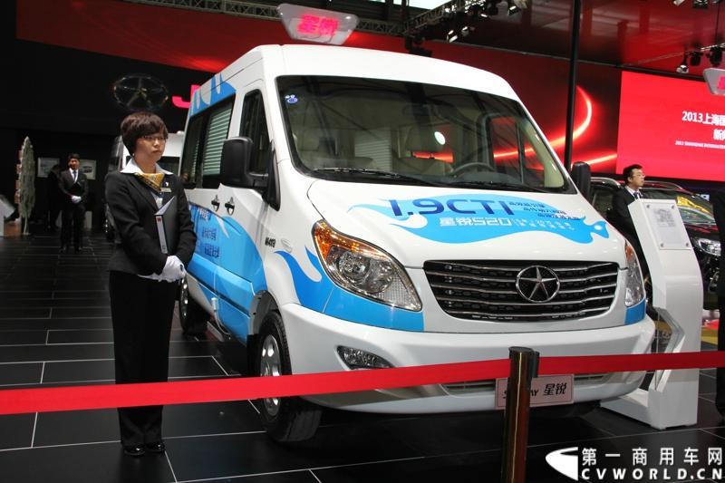 2013年上海车展上，江淮星锐产品和服务“双驱动”的阵势一目了然。一方面，4系商务车领衔新标准校车、重症监护车、专业旅居车等全系列行业车辆解决方案集结登场；图为江淮星锐4系商务车