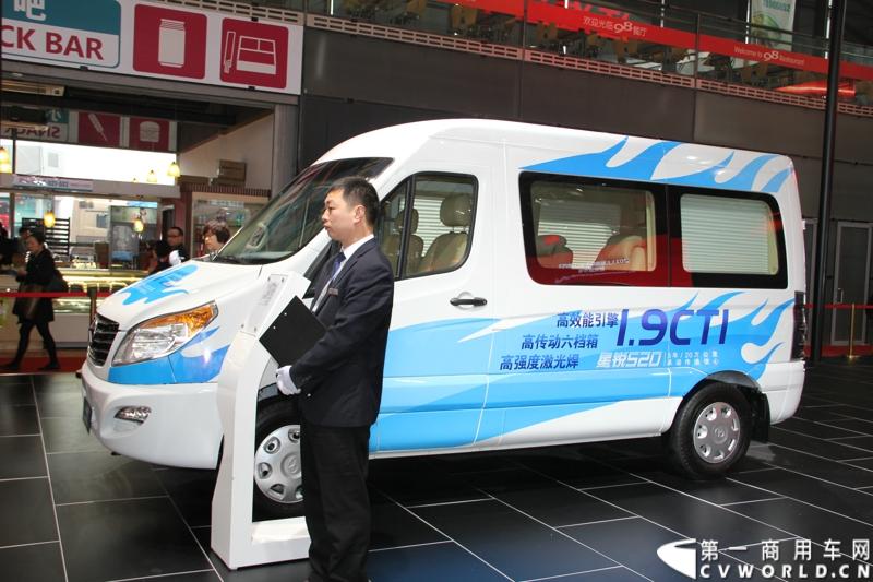 2013年上海车展上，江淮星锐产品和服务“双驱动”的阵势一目了然。一方面，4系商务车领衔新标准校车、重症监护车、专业旅居车等全系列行业车辆解决方案集结登场；图为江淮星锐4系商务车