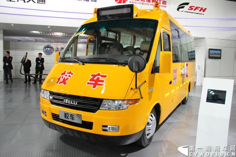 作为上汽商用车板块重要组成部分的南京依维柯以“心动力.新生活”为参展主题，展示了新概念高端轻型客车依维柯POWER DAILY 2013款以及今年一月全新上市的高端轻卡“超越”和以“更安全，更周全”著称的依维柯校车。图为南京依维柯新款威尼斯A52校车。