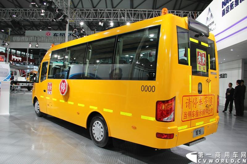作为上汽商用车板块重要组成部分的南京依维柯以“心动力.新生活”为参展主题，展示了新概念高端轻型客车依维柯POWER DAILY 2013款以及今年一月全新上市的高端轻卡“超越”和以“更安全，更周全”著称的依维柯校车。图为南京依维柯新款威尼斯A52校车。